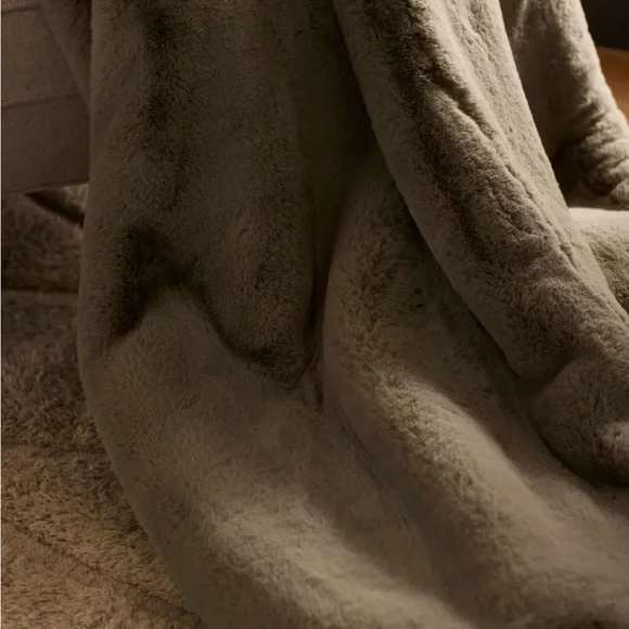 NEW Cozy Earth Walnut Faux Fur Throw Blanket - Picture 5 of 5